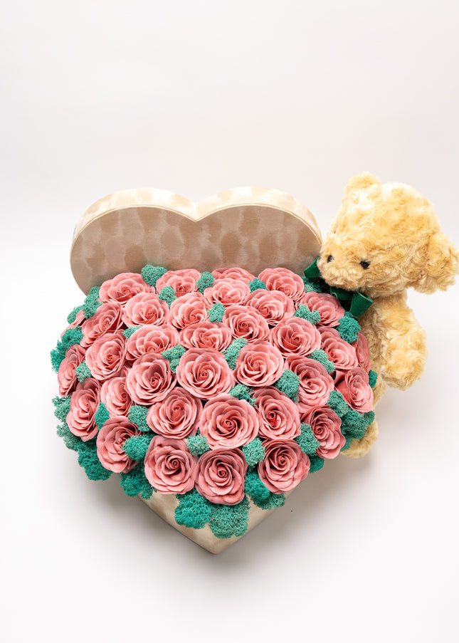 Aranjament Inimă Bej cu 41 Trandafiri Imperiali Roz Prăfuit & Ursulet