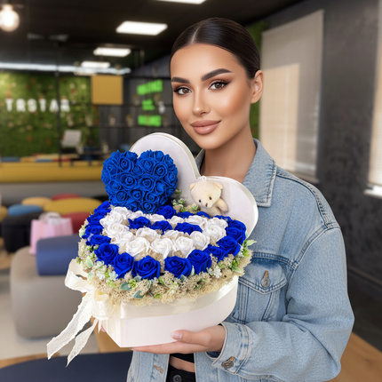 Aranjament Inimă Lux Trandafiri Săpun Albastru-Alb & Ursulet