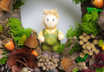 Coroniță Decorativă „Spiritul Pădurii” – Aranjament Handmade cu Mușchi Stabilizat, Conuri și Figurină