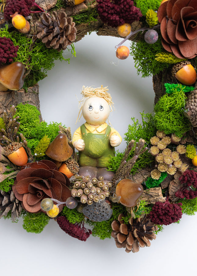 Coroniță Decorativă „Spiritul Pădurii” – Aranjament Handmade cu Mușchi Stabilizat, Conuri și Figurină