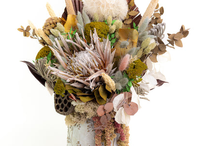 Aranjament Floral „Autumn Majesty” în Vază Ceramică Texturată – Compoziție Premium cu Protea King, Banksia și Accente Aurii