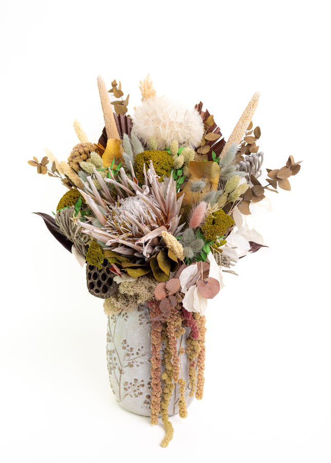 Aranjament Floral „Autumn Majesty” în Vază Ceramică Texturată – Compoziție Premium cu Protea King, Banksia și Accente Aurii