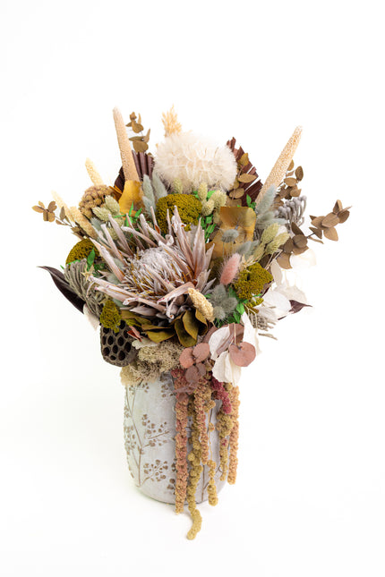Aranjament Floral „Autumn Majesty” în Vază Ceramică Texturată – Compoziție Premium cu Protea King, Banksia și Accente Aurii