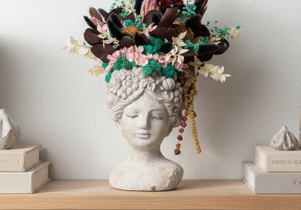 Aranjament floral „Velvet Muse” în bust sculptural – protea, hortensie și accente botanice