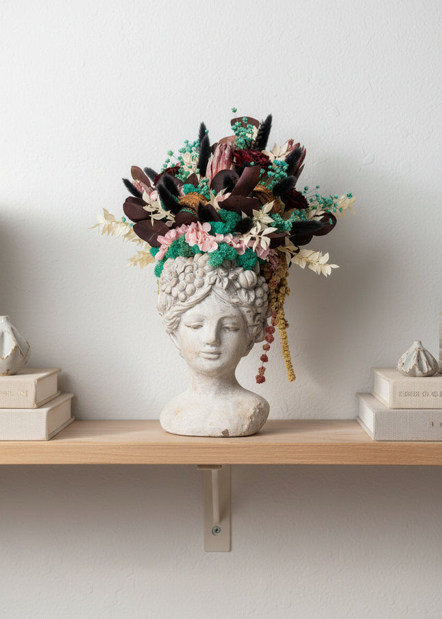 Aranjament floral „Velvet Muse” în bust sculptural – protea, hortensie și accente botanice