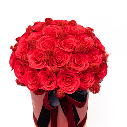 Aranjament cutie vișinie cu trandafiri roșii „Pasiune”