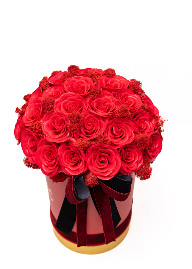 Aranjament cutie vișinie cu trandafiri roșii „Pasiune”