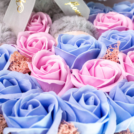 Aranjament Inimă Lux Trandafiri Roz-Albastru & Ursuleț