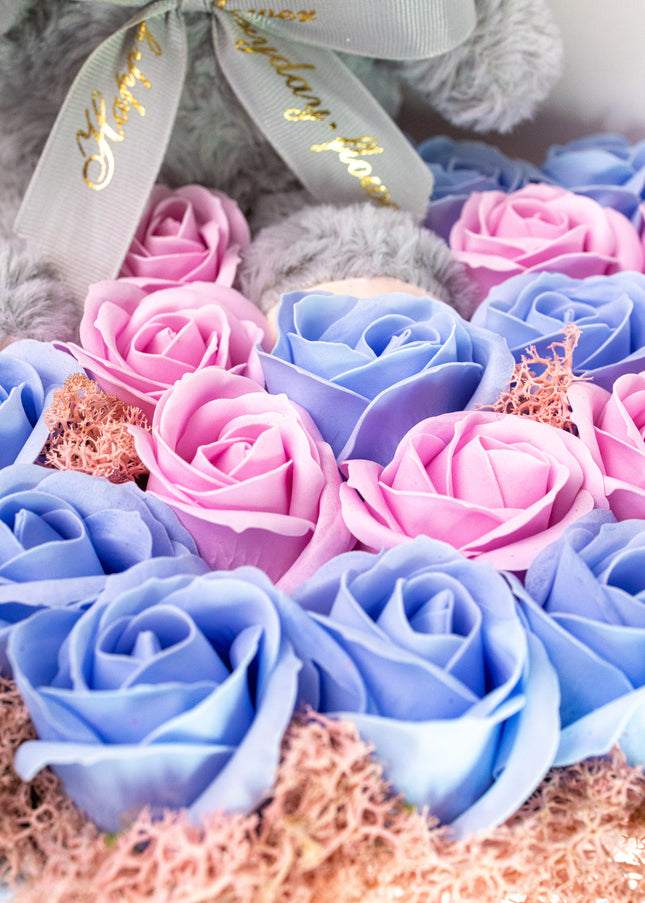 Aranjament Inimă Lux Trandafiri Roz-Albastru & Ursuleț