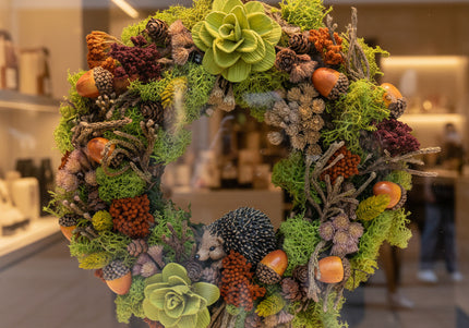 Coroniță Handmade „Forest Friends” – Aranjament din Licheni Stabilizați cu Arici Decorativ și Flori din Lemn