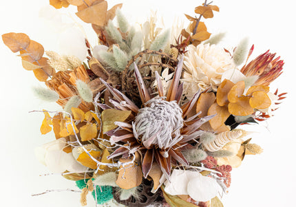 Aranjament Floral „Ivory & Earth” în Vas Ceramic Texturat – Compoziție Handmade cu Protea Albă, Lotus și Elemente Botanice Conservate