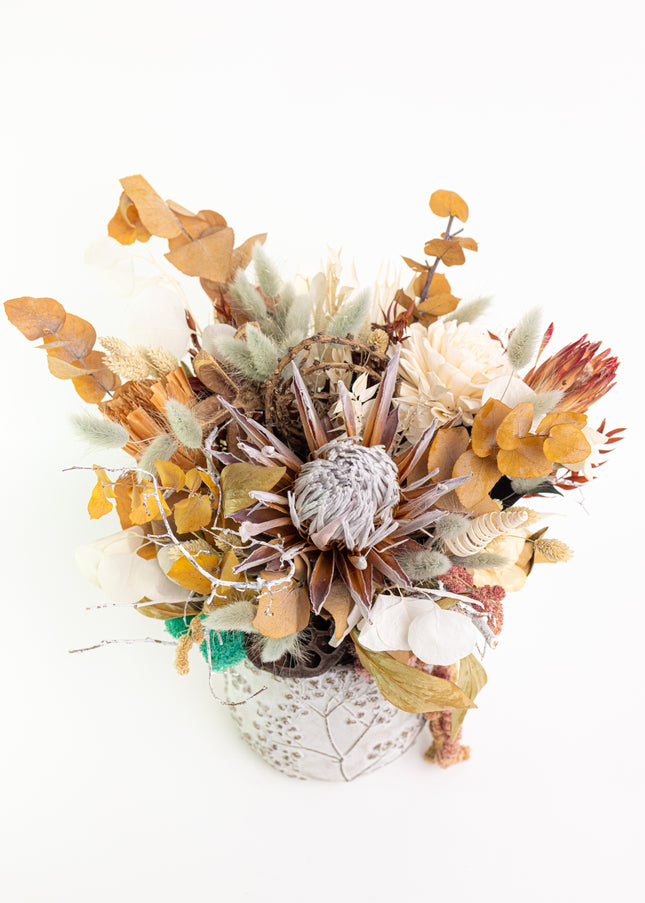 Aranjament Floral „Ivory & Earth” în Vas Ceramic Texturat – Compoziție Handmade cu Protea Albă, Lotus și Elemente Botanice Conservate