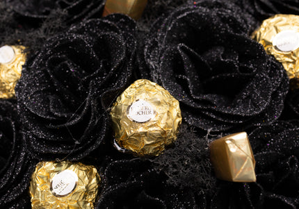 Aranjament Inimă "Black & Gold": 41 Trandafiri, Ciocolată & Ursuleț