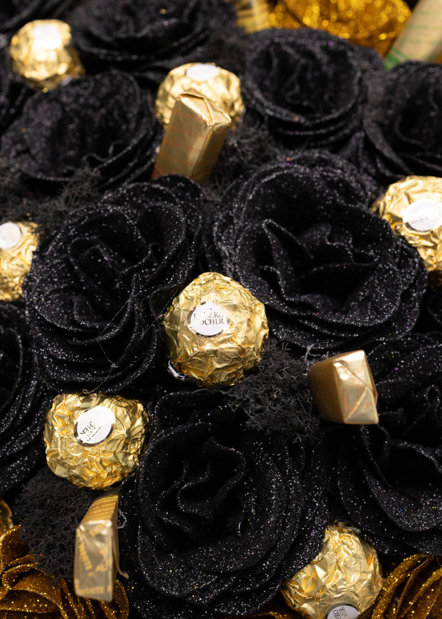 Aranjament Inimă "Black & Gold": 41 Trandafiri, Ciocolată & Ursuleț