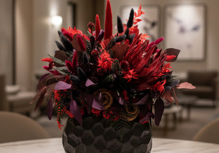 Aranjament Floral „Crimson Night” în Vas Negru Texturat – Compoziție Luxury cu Protea King, Plante Criogenate și Accente Gotic-Chic