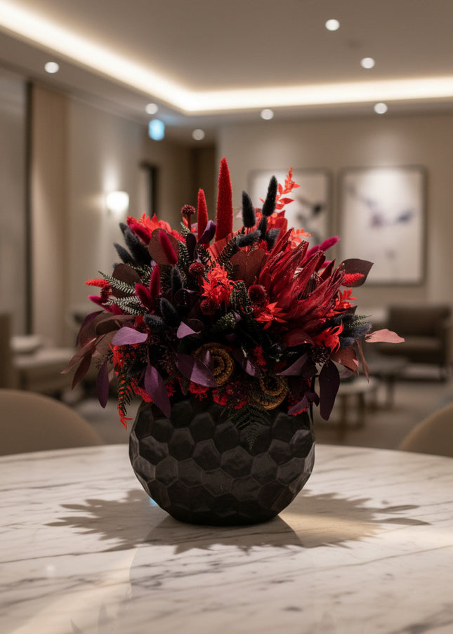 Aranjament Floral „Crimson Night” în Vas Negru Texturat – Compoziție Luxury cu Protea King, Plante Criogenate și Accente Gotic-Chic