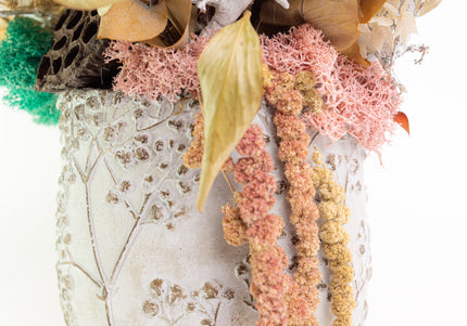 Aranjament Floral „Ivory & Earth” în Vas Ceramic Texturat – Compoziție Handmade cu Protea Albă, Lotus și Elemente Botanice Conservate
