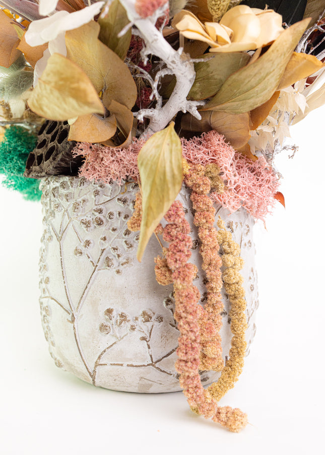 Aranjament Floral „Ivory & Earth” în Vas Ceramic Texturat – Compoziție Handmade cu Protea Albă, Lotus și Elemente Botanice Conservate