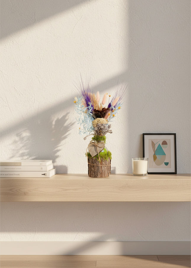 Mini-Aranjament Floral „Boho Heart” în Suport de Scoarță – Decor cu Flori Uscate, Licheni și Inimioară de Lemn