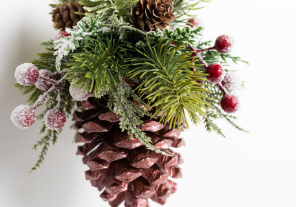 Ornament de Crăciun Artizanal „Crimson Berry & Copper Cone”