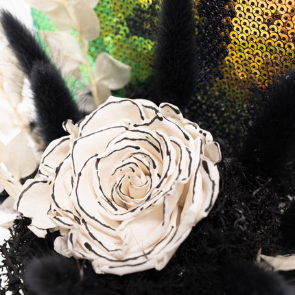 Aranjament Inimă Paiete, Trandafir Criogenat Alb cu Margine Neagră