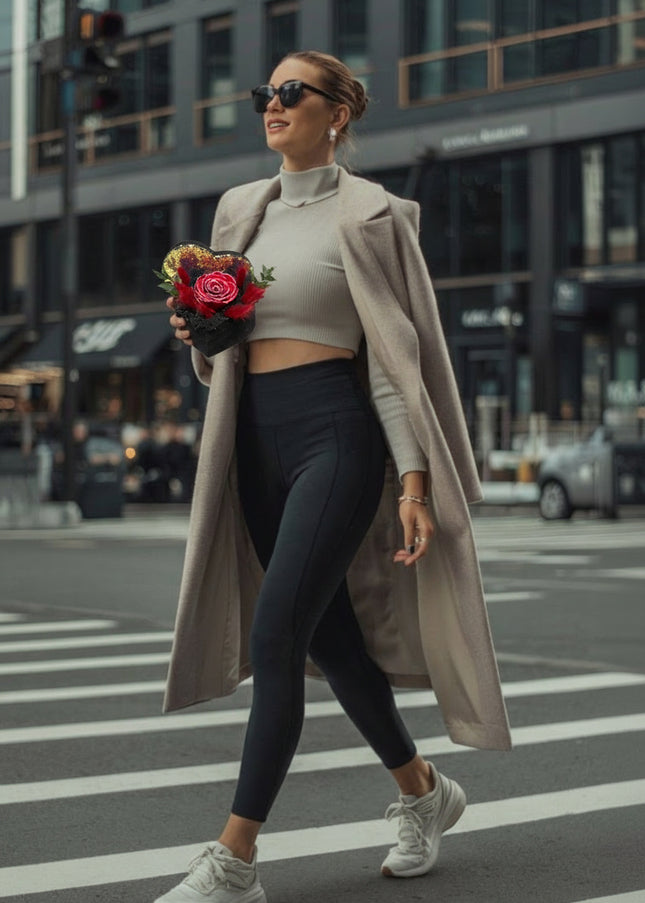 Aranjament Inimă Paiete & Catifea, Trandafir Criogenat Roșu cu Argintiu