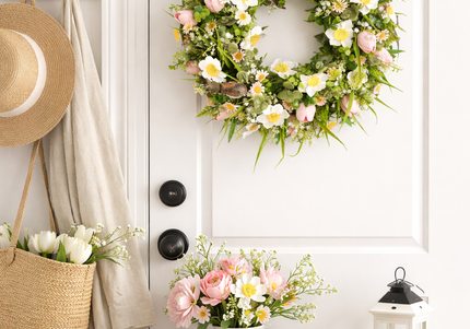 Coroniță florală „Spring Meadow” – decor natural cu flori albe, galbene și accente verzi