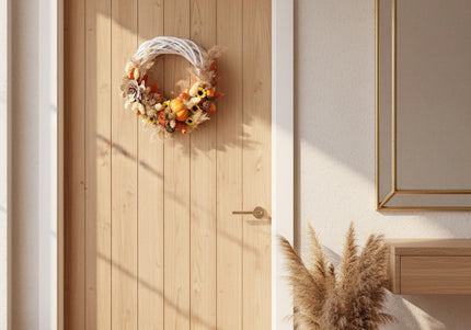 Coroniță Handmade „Autumn Whispers” – Aranjament Floral pe Bază de Răchită Albă cu Dovleci, Floarea-Soarelui Mică și Spice