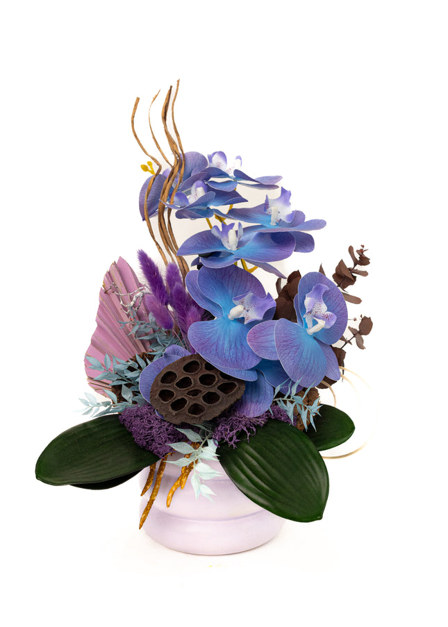 Aranjament Floral „Indigo Zen” – Compoziție Verticală cu Orhidee Indigo, Capsule de Lotus și Accente Exotice Curbe