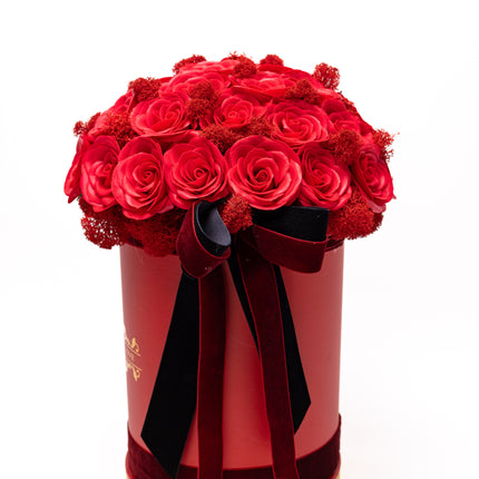 Aranjament cutie vișinie cu trandafiri roșii „Pasiune”