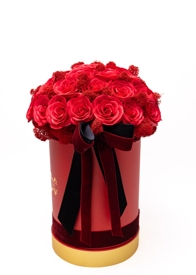 Aranjament cutie vișinie cu trandafiri roșii „Pasiune”