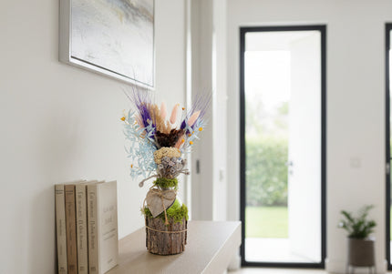 Mini-Aranjament Floral „Boho Heart” în Suport de Scoarță – Decor cu Flori Uscate, Licheni și Inimioară de Lemn