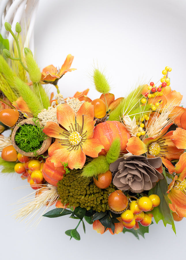 Coroniță Handmade „Autumn Glow” – Aranjament Floral pe Bază de Răchită Albă cu Flori de Dovleac și Spice