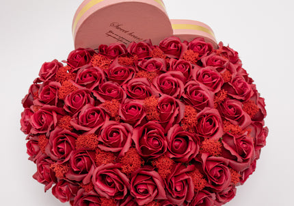 Aranjament "Burgundy Passion" în Cutie Inimă Roz Prăfuit