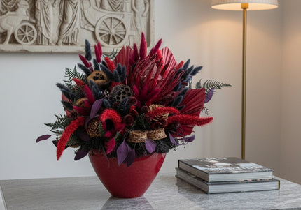 Aranjament Floral „Scarlet Royalty” în Vas Bordo – Compoziție Luxury cu Protea King, Evantai Palmier și Accente Negru Abis