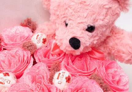 Aranjament Inimă "Sweet Pink": 41 Trandafiri Artizanali, Raffaello & Ursuleț