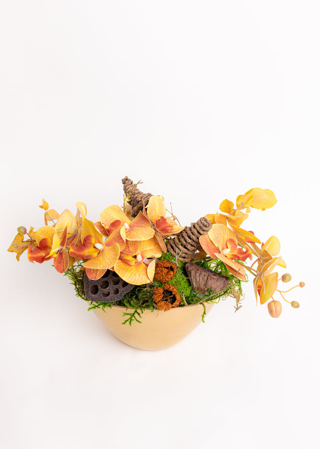Aranjament Floral „Golden Orchid” în Vas Ceramic – Compoziție cu Orhidee Galbene, Licheni și Elemente Naturale Conservate