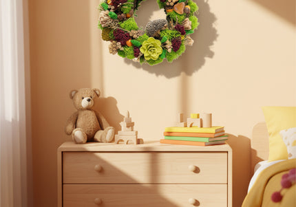 Coroniță Handmade „Forest Keeper” – Decor Artizanal din Licheni Stabilizați cu Arici, Ciupercuțe și Flori Verzi