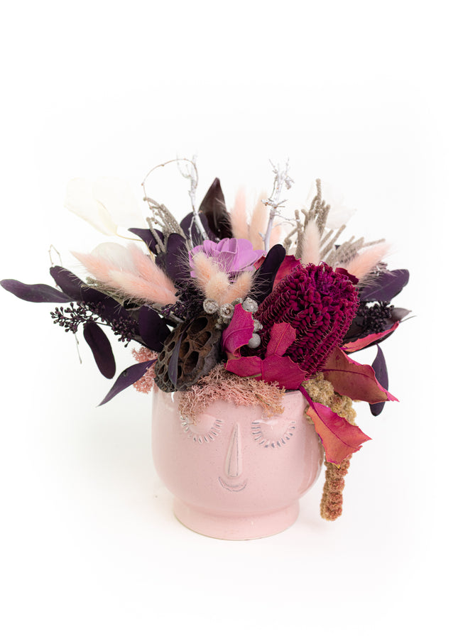 Aranjament Floral „Pink Reverie” în Vas Sculptural Roz – Decor Handmade cu Banksia Purpurie, Flori Criogenate și Accente Catifelate