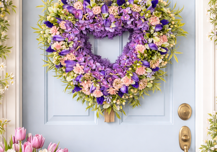 Coroniță florală „Lavender Heart” – decor elegant cu flori mov și accente pastel
