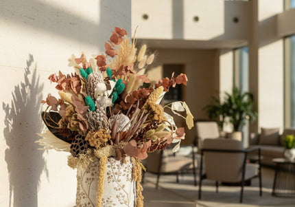 Aranjament Floral „Boho Azure” în Vază Ceramică Texturată – Compoziție Handmade cu Protea, Eucalipt Arămiu și Accente Turcoaz