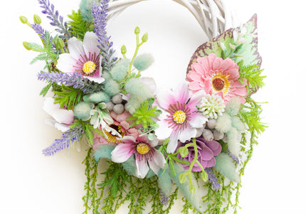 Coroniță Handmade „Secret Garden” – Aranjament Floral Curgător pe Bază de Răchită Albă cu Lavandă și Plante Verzi