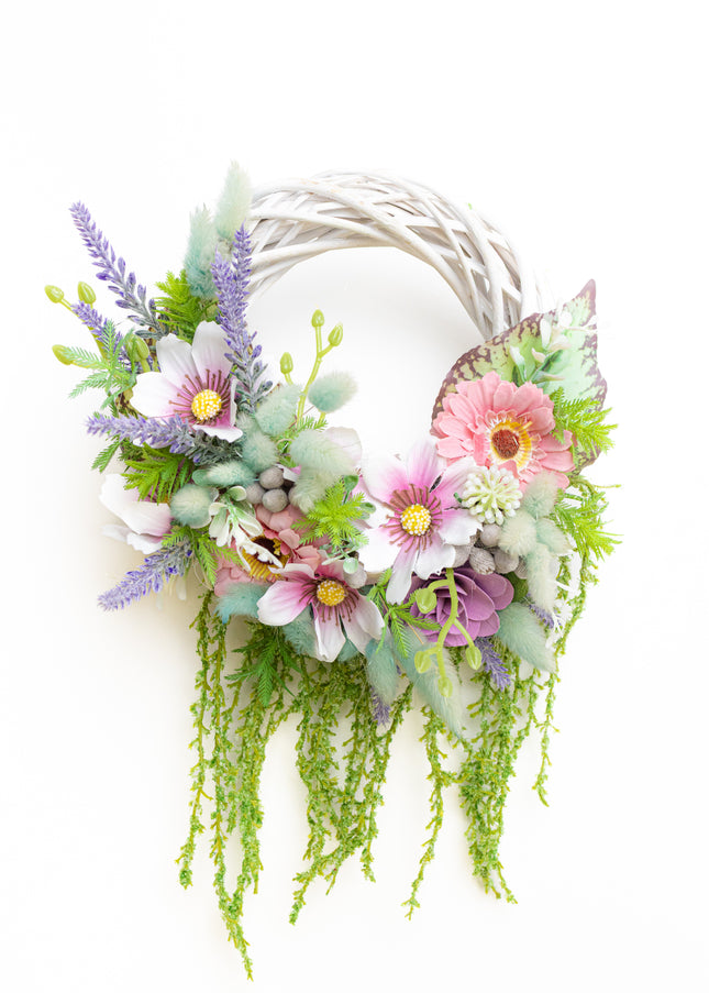 Coroniță Handmade „Secret Garden” – Aranjament Floral Curgător pe Bază de Răchită Albă cu Lavandă și Plante Verzi