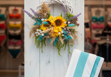 Coroniță Handmade „Sun-Kissed Garden” – Aranjament Floral cu Floarea-Soarelui și Lagurus Turcoaz pe Răchită Albă