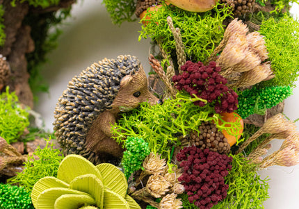 Coroniță Handmade „Forest Keeper” – Decor Artizanal din Licheni Stabilizați cu Arici, Ciupercuțe și Flori Verzi