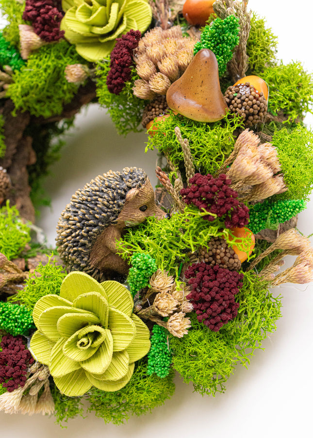 Coroniță Handmade „Forest Keeper” – Decor Artizanal din Licheni Stabilizați cu Arici, Ciupercuțe și Flori Verzi
