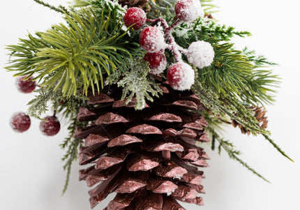 Ornament de Crăciun Artizanal „Crimson Berry & Copper Cone”