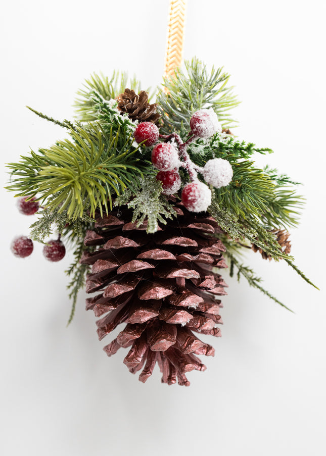 Ornament de Crăciun Artizanal „Crimson Berry & Copper Cone”