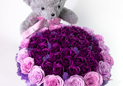 Aranjament Lux Trandafiri Artizanali Violet-Roz, Ursulet Gri