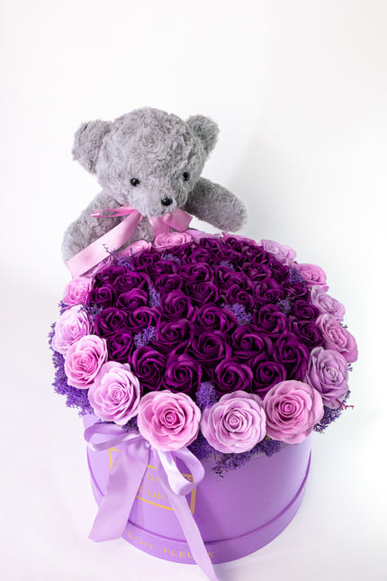 Aranjament Lux Trandafiri Artizanali Violet-Roz, Ursulet Gri